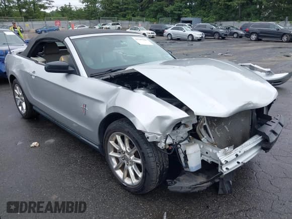 ✅ 2011 Ford Mustang V6 • VIN: 1ZVBP8EM9B5121479 • Lot: 42709308. Wystawiony na IAAI z przebiegiem 38 478 mil. Bezpłatny archiwum sprzedaży aukcyjnych z USA i szczegółowy raport historii pojazdu na DreamBid. Zdjęcie 1.