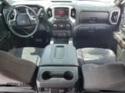 ✅ 2020 Chevrolet Silverado 1500 RST • VIN: 1GCUYEED1LZ149469 • Lot: 81088555. Wystawiony na Copart z przebiegiem 113 078 mil. Bezpłatny archiwum sprzedaży aukcyjnych z USA i szczegółowy raport historii pojazdu na DreamBid. Zdjęcie 8.