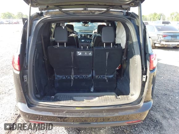 ✅ 2020 Chrysler Pacifica Touring L • VIN: 2C4RC1BG3LR250499 • Lot: 42557011. Wystawiony na IAAI z przebiegiem 135 718 mil. Bezpłatny archiwum sprzedaży aukcyjnych z USA i szczegółowy raport historii pojazdu na DreamBid. Zdjęcie 17.