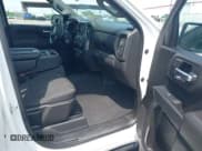 ✅ 2022 Chevrolet Silverado 1500 Custom • VIN: 3GCPYBEK4NG189834 • Lot: 42136171. Wystawiony na IAAI z przebiegiem 95 440 mil. Bezpłatny archiwum sprzedaży aukcyjnych z USA i szczegółowy raport historii pojazdu na DreamBid. Zdjęcie 5.