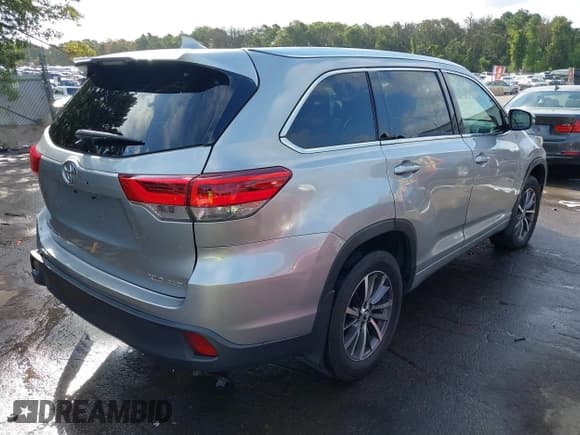 ✅ 2017 Toyota Highlander XLE • VIN: 5TDJZRFH4HS403774 • Lot: 43054652. Listed on IAAI with 97,859 mi. Free auction sales archive from the USA and detailed vehicle history report at DreamBid. Image 4.