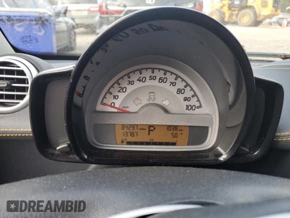 ✅ 2013 Smart fortwo Passion • VIN: WMEEK3BA2DK721780 • Lot: 84732784. Wystawiony na Copart z przebiegiem 84 297 mil. Bezpłatny archiwum sprzedaży aukcyjnych z USA i szczegółowy raport historii pojazdu na DreamBid. Zdjęcie 9.