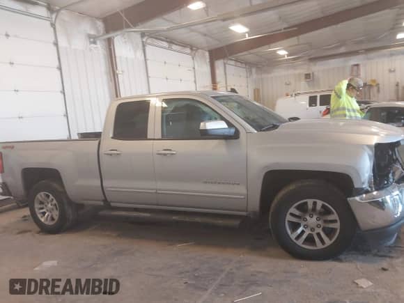 2018 Chevrolet Silverado 1500 LT z VIN 1GCVKREC6JZ298381, wystawiony jako IAAI lot #43383942 z przebiegiem 101 454 mil mil oraz . Historia ofert i sprzedaży dostępna na DreamBid. Obrazek 13.