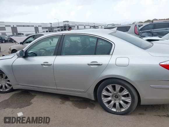 ✅ 2009 Hyundai Genesis • VIN: KMHGC46E99U024699 • Lot: 43520445. Wystawiony na IAAI z przebiegiem Nie podano. Bezpłatny archiwum sprzedaży aukcyjnych z USA i szczegółowy raport historii pojazdu na DreamBid. Zdjęcie 14.