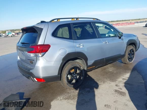 ✅ 2025 Subaru Forester Wilderness • VIN: JF2SKAJC9SH403420 • Lot: 43485476. Listed on IAAI with 4,294 mi. Free auction sales archive from the USA and detailed vehicle history report at DreamBid. Image 4.