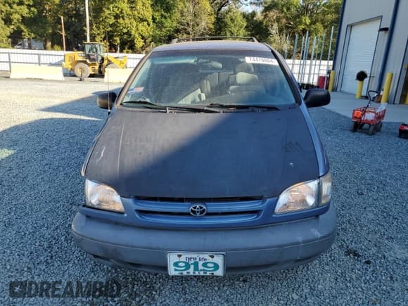 ✅ 1999 Toyota Sienna LE • VIN: 4T3ZF13C8XU108650 • Lot: 74476004. Listed on Copart with 215,060 mi. Free auction sales archive from the USA and detailed vehicle history report at DreamBid. Image 5.