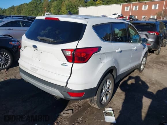 ✅ 2019 Ford Escape SE • VIN: 1FMCU9GD5KUA57039 • Lot: 43392020. Wystawiony na IAAI z przebiegiem 73 601 mil. Bezpłatny archiwum sprzedaży aukcyjnych z USA i szczegółowy raport historii pojazdu na DreamBid. Zdjęcie 4.