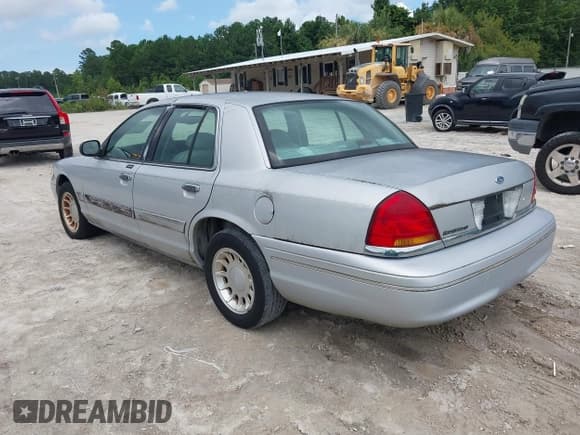 ✅ 2000 Ford Crown Victoria LX • VIN: 2FAFP74W1YX168424 • Лот: 42819181. Опубликован ранее на IAAI с пробегом 135 701 миль. Бесплатный доступ к архиву аукционных продаж из США и подробный отчёт об истории автомобиля на DreamBid. Изображение 3.