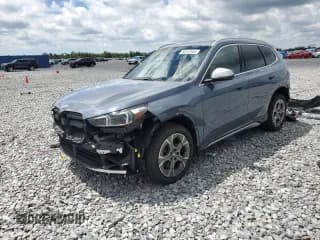 ✅ 2023 BMW X1 xDrive28i • VIN: WBX73EF01P5Y20369 • Lot: 80470665. Wystawiony na Copart z przebiegiem 10 685 mil. Bezpłatny archiwum sprzedaży aukcyjnych z USA i szczegółowy raport historii pojazdu na DreamBid. Zdjęcie 1.