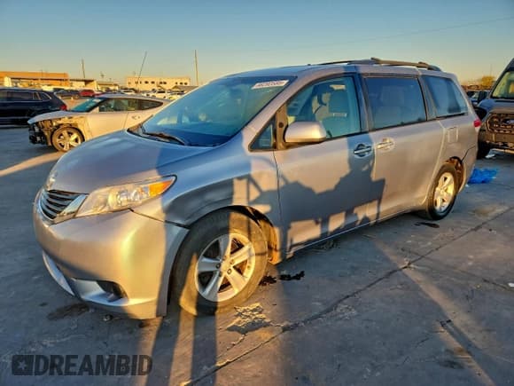✅ 2013 Toyota Sienna LE • VIN: 5TDKK3DCXDS281607 • Лот: 96292585. Опубликован ранее на Copart с пробегом 98 613 миль. Бесплатный доступ к архиву аукционных продаж из США и подробный отчёт об истории автомобиля на DreamBid. Изображение 1.