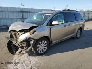 ✅ 2017 Toyota Sienna LE • VIN: 5TDJZ3DC8HS173774 • Lot: 84217255. Wystawiony na Copart z przebiegiem 103 952 mil. Bezpłatny archiwum sprzedaży aukcyjnych z USA i szczegółowy raport historii pojazdu na DreamBid. Zdjęcie 1.