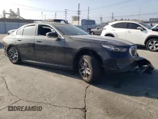 ✅ 2024 BMW i5 eDrive40 • VIN: WBY33FK04RCR61828 • Лот: 75008794. Опубликован ранее на Copart с пробегом 11 905 миль. Бесплатный доступ к архиву аукционных продаж из США и подробный отчёт об истории автомобиля на DreamBid. Изображение 4.