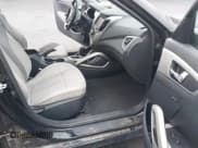 ✅ 2013 Hyundai Veloster w/Black Int • VIN: KMHTC6AD3DU124007 • Lot: 43653071. Wystawiony na IAAI z przebiegiem 128 114 mil. Bezpłatny archiwum sprzedaży aukcyjnych z USA i szczegółowy raport historii pojazdu na DreamBid. Zdjęcie 5.