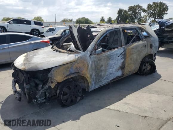 ✅ 2013 Kia Sorento LX • VIN: 5XYKT4A28DG348328 • Лот: 70304595. Опубликован ранее на Copart с пробегом Не указан. Бесплатный доступ к архиву аукционных продаж из США и подробный отчёт об истории автомобиля на DreamBid. Изображение 1.