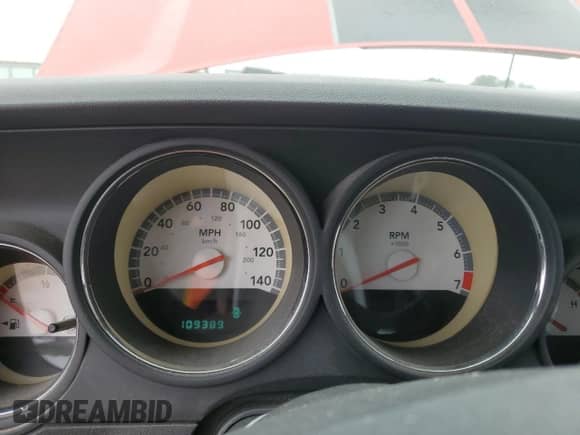 2010 Dodge Challenger SE z VIN 2B3CJ4DV5AH179738, wystawiony jako Copart lot #64823684 z przebiegiem 109 389 mil mil oraz Szkoda całkowita • Salvage title. Historia ofert i sprzedaży dostępna na DreamBid. Obrazek 9.