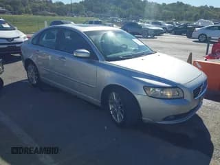 ✅ 2010 Volvo S40 • VIN: YV1382MSXA2489763 • Лот: 43513710. Опубликован ранее на IAAI с пробегом 188 892 миль. Бесплатный доступ к архиву аукционных продаж из США и подробный отчёт об истории автомобиля на DreamBid. Изображение 1.