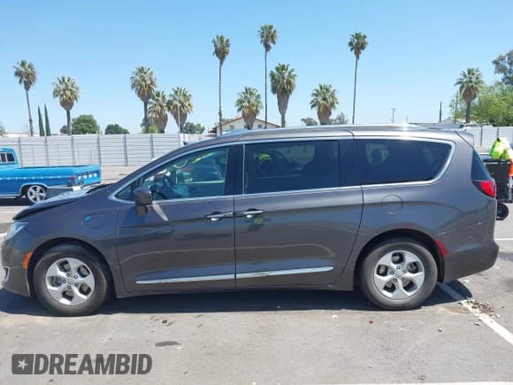 ✅ 2018 Chrysler Pacifica Hybrid Touring L • VIN: 2C4RC1L71JR129532 • Lot: 42064129. Listed on IAAI with 129,665 mi. Free auction sales archive from the USA and detailed vehicle history report at DreamBid. Image 14.