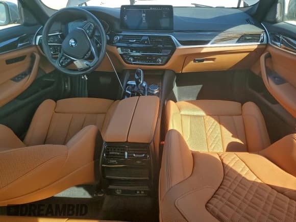 ✅ 2022 BMW 5 Series 530i xDrive • VIN: WBA13BJ00NCJ62090 • Лот: 93777955. Опубликован ранее на Copart с пробегом 20 698 миль. Бесплатный доступ к архиву аукционных продаж из США и подробный отчёт об истории автомобиля на DreamBid. Изображение 8.