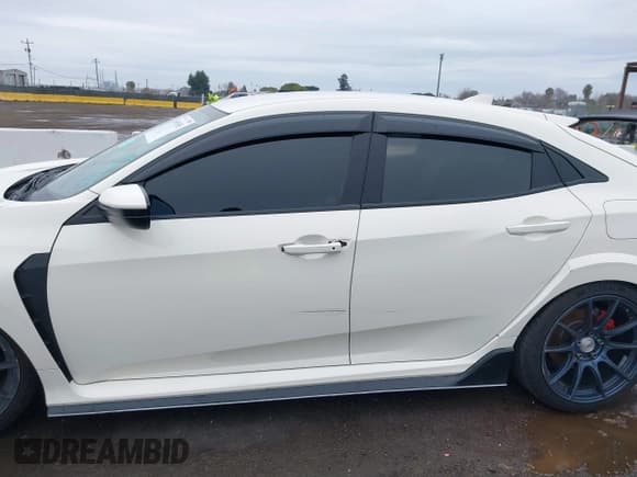 ✅ 2017 Honda Civic Type R Touring • VIN: SHHFK8G73HU201408 • Лот: 40593545. Опубликован ранее на IAAI с пробегом Не указан. Бесплатный доступ к архиву аукционных продаж из США и подробный отчёт об истории автомобиля на DreamBid. Изображение 14.