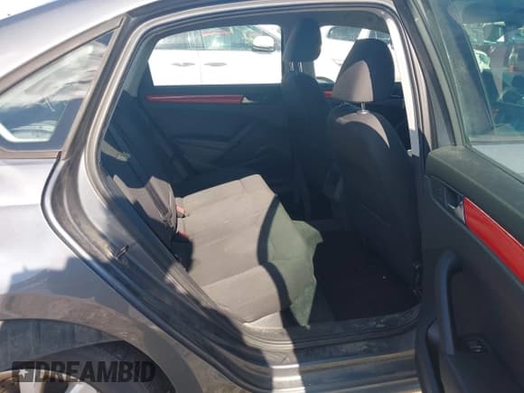 ✅ 2013 Volkswagen Passat S • VIN: 1VWAH7A3XDC055975 • Lot: 43501927. Wystawiony na IAAI z przebiegiem 163 421 mil. Bezpłatny archiwum sprzedaży aukcyjnych z USA i szczegółowy raport historii pojazdu na DreamBid. Zdjęcie 8.