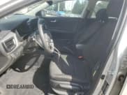 ✅ 2021 Kia Rio S • VIN: 3KPA25AD9ME379199 • Lot: 82406635. Wystawiony na Copart z przebiegiem 71 269 mil. Bezpłatny archiwum sprzedaży aukcyjnych z USA i szczegółowy raport historii pojazdu na DreamBid. Zdjęcie 7.