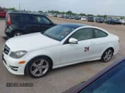 ✅ 2015 Mercedes-Benz C 250 • VIN: WDDGJ4HB9FG370183 • Lot: 42670705. Wystawiony na IAAI z przebiegiem 127 582 mil. Bezpłatny archiwum sprzedaży aukcyjnych z USA i szczegółowy raport historii pojazdu na DreamBid. Zdjęcie 14.