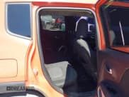 ✅ 2017 Jeep Renegade Latitude • VIN: ZACCJBBB4HPF47329 • Lot: 43142584. Wystawiony na IAAI z przebiegiem 84 179 mil. Bezpłatny archiwum sprzedaży aukcyjnych z USA i szczegółowy raport historii pojazdu na DreamBid. Zdjęcie 8.