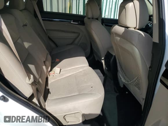 ✅ 2015 Kia Sorento LX • VIN: 5XYKTCA64FG608661 • Lot: 84700905. Wystawiony na Copart z przebiegiem 97 217 mil. Bezpłatny archiwum sprzedaży aukcyjnych z USA i szczegółowy raport historii pojazdu na DreamBid. Zdjęcie 10.