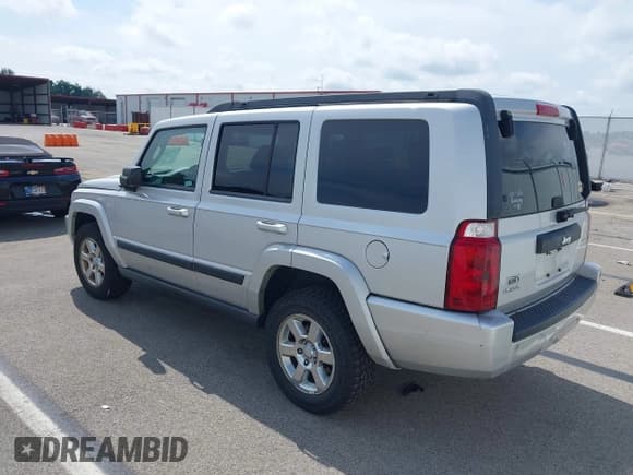 ✅ 2007 Jeep Commander Sport • VIN: 1J8HG48K67C633860 • Lot: 42670080. Wystawiony na IAAI z przebiegiem 227 412 mil. Bezpłatny archiwum sprzedaży aukcyjnych z USA i szczegółowy raport historii pojazdu na DreamBid. Zdjęcie 3.