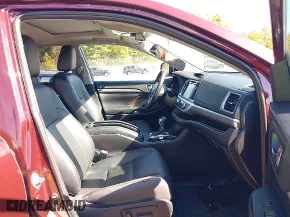 ✅ 2019 Toyota Highlander Limited Platinum • VIN: 5TDDZRFH4KS958860 • Lot: 43442834. Listed on IAAI with 67,193 mi. Free auction sales archive from the USA and detailed vehicle history report at DreamBid. Image 5.