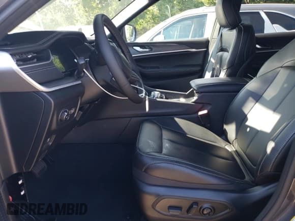 ✅ 2025 Jeep Grand Cherokee Limited • VIN: 1C4RJKBG0S8711132 • Lot: 71666455. Wystawiony na Copart z przebiegiem Nie podano. Bezpłatny archiwum sprzedaży aukcyjnych z USA i szczegółowy raport historii pojazdu na DreamBid. Zdjęcie 7.