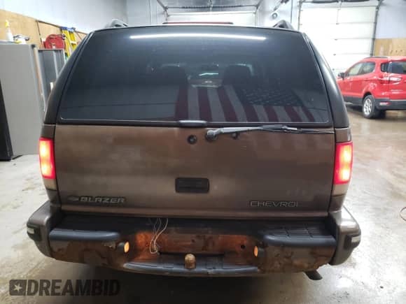 1998 Chevrolet Blazer LT z VIN 1GNDT13W5W2275852, wystawiony jako Copart lot #77938284 z przebiegiem 181 678 mil mil oraz Czysty tytuł • Clean title. Historia ofert i sprzedaży dostępna na DreamBid. Obrazek 6.