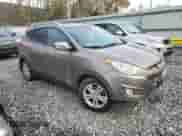 2013 Hyundai Tucson GLS z VIN KM8JUCAC5DU564904, wystawiony jako Copart lot #91123035 z przebiegiem 171 088 mil mil oraz Czysty tytuł • Clean title. Historia ofert i sprzedaży dostępna na DreamBid. Obrazek 4.