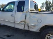 ✅ 1998 Ford F-150 • VIN: 1FTZX17W9WNA63452 • Lot: 43474139. Wystawiony na IAAI z przebiegiem 186 589 mil. Bezpłatny archiwum sprzedaży aukcyjnych z USA i szczegółowy raport historii pojazdu na DreamBid. Zdjęcie 17.