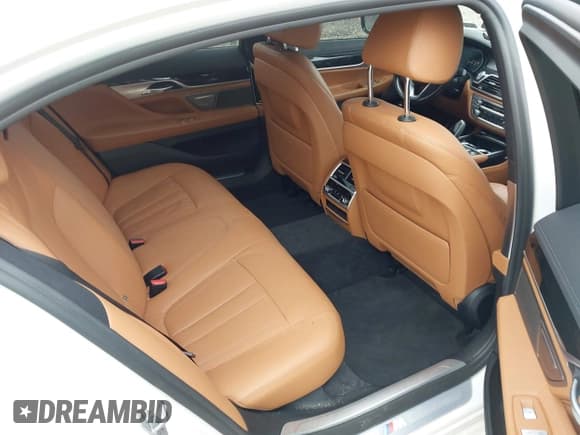 ✅ 2019 BMW 7 Series 740i xDrive • VIN: WBA7E4C56KGV28504 • Lot: 43549814. Wystawiony na IAAI z przebiegiem 127 615 mil. Bezpłatny archiwum sprzedaży aukcyjnych z USA i szczegółowy raport historii pojazdu na DreamBid. Zdjęcie 8.