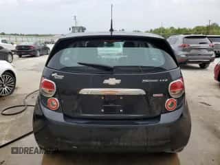 2013 Chevrolet Sonic LTZ z VIN 1G1JF6SB5D4152982, wystawiony jako Copart lot #70643904 z przebiegiem 144 912 mil mil oraz Szkoda całkowita • Salvage title. Historia ofert i sprzedaży dostępna na DreamBid. Obrazek 6.