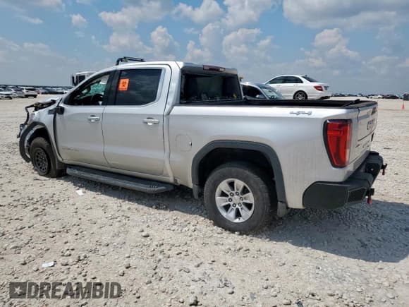 ✅ 2022 GMC Sierra 1500 SLE • VIN: 3GTP9BEKXNG151571 • Лот: 70213415. Опубликован ранее на Copart с пробегом Не указан. Бесплатный доступ к архиву аукционных продаж из США и подробный отчёт об истории автомобиля на DreamBid. Изображение 2.