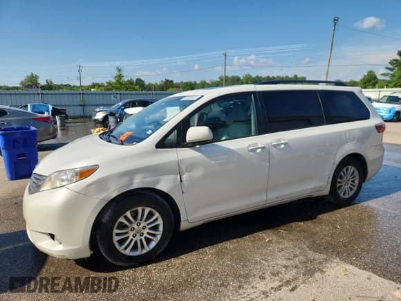 ✅ 2017 Toyota Sienna XLE Premium • VIN: 5TDYZ3DC6HS807002 • Лот: 64998935. Опубликован ранее на Copart с пробегом 178 604 миль. Бесплатный доступ к архиву аукционных продаж из США и подробный отчёт об истории автомобиля на DreamBid. Изображение 1.