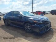 ✅ 2021 Toyota Camry SE • VIN: 4T1G11AK2MU488797 • Lot: 43468299. Wystawiony na IAAI z przebiegiem 86 249 mil. Bezpłatny archiwum sprzedaży aukcyjnych z USA i szczegółowy raport historii pojazdu na DreamBid. Zdjęcie 1.
