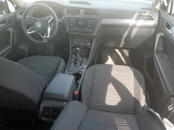 ✅ 2022 Volkswagen Tiguan S • VIN: 3VV1B7AX9NM144607 • Lot: 55932485. Wystawiony na Copart z przebiegiem 25 349 mil. Bezpłatny archiwum sprzedaży aukcyjnych z USA i szczegółowy raport historii pojazdu na DreamBid. Zdjęcie 8.