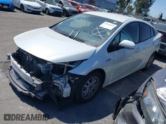 ✅ 2021 Toyota Prius LE • VIN: JTDKAMFP7M3183029 • Лот: 42422014. Опубликован ранее на IAAI с пробегом 58 121 миль. Бесплатный доступ к архиву аукционных продаж из США и подробный отчёт об истории автомобиля на DreamBid. Изображение 2.