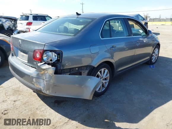 ✅ 2010 Volkswagen Jetta SE • VIN: 3VWRX7AJ8AM067959 • Lot: 43174956. Listed on IAAI with 221,168 mi. Free auction sales archive from the USA and detailed vehicle history report at DreamBid. Image 4.
