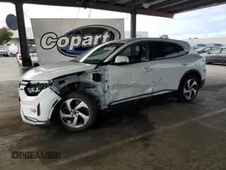 ✅ 2023 VinFast VF 8 Eco • VIN: RLLV1AEB2PH002854 • Lot: 64841505. Wystawiony na Copart z przebiegiem 13 500 mil. Bezpłatny archiwum sprzedaży aukcyjnych z USA i szczegółowy raport historii pojazdu na DreamBid. Zdjęcie 1.