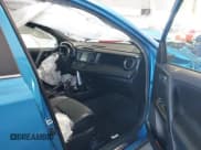 ✅ 2016 Toyota RAV4 SE • VIN: JTMNFREV6GJ072953 • Lot: 43499338. Wystawiony na IAAI z przebiegiem 79 932 mil. Bezpłatny archiwum sprzedaży aukcyjnych z USA i szczegółowy raport historii pojazdu na DreamBid. Zdjęcie 5.