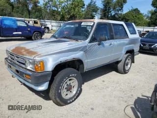 ✅ 1988 Toyota 4Runner Deluxe • VIN: JT4RN62S0J0187851 • Лот: 70383215. Опубликован ранее на Copart с пробегом 221 009 миль. Бесплатный доступ к архиву аукционных продаж из США и подробный отчёт об истории автомобиля на DreamBid. Изображение 1.