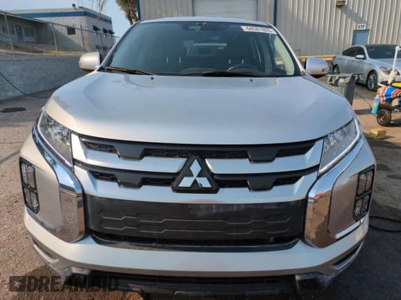 ✅ 2023 Mitsubishi Outlander ES • VIN: JA4ARUAUXPU012964 • Lot: 64581805. Wystawiony na Copart z przebiegiem 17 637 mil. Bezpłatny archiwum sprzedaży aukcyjnych z USA i szczegółowy raport historii pojazdu na DreamBid. Zdjęcie 5.