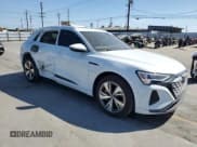 ✅ 2024 Audi Q8 e-tron Premium Plus • VIN: WA15AAGE2RB034558 • Lot: 56741665. Wystawiony na Copart z przebiegiem 642 mil. Bezpłatny archiwum sprzedaży aukcyjnych z USA i szczegółowy raport historii pojazdu na DreamBid. Zdjęcie 4.