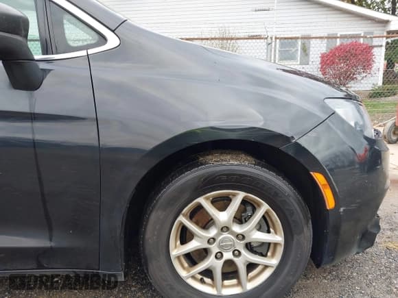 ✅ 2017 Chrysler Pacifica LX • VIN: 2C4RC1CG5HR608773 • Lot: 43596492. Wystawiony na IAAI z przebiegiem 208 440 mil. Bezpłatny archiwum sprzedaży aukcyjnych z USA i szczegółowy raport historii pojazdu na DreamBid. Zdjęcie 17.