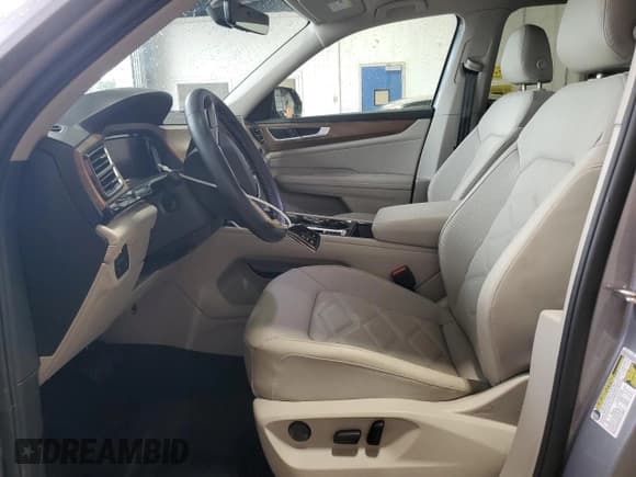 ✅ 2024 Volkswagen Atlas SE • VIN: 1V2HR2CA1RC530058 • Лот: 65821715. Опубликован ранее на Copart с пробегом 11 861 миль. Бесплатный доступ к архиву аукционных продаж из США и подробный отчёт об истории автомобиля на DreamBid. Изображение 7.