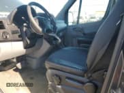 ✅ 2016 Mercedes-Benz Sprinter Cargo Worker • VIN: WD3PE8CD7GP185706 • Lot: 49659995. Wystawiony na Copart z przebiegiem 90 116 mil. Bezpłatny archiwum sprzedaży aukcyjnych z USA i szczegółowy raport historii pojazdu na DreamBid. Zdjęcie 7.